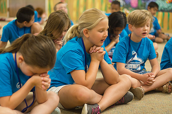 kids praying